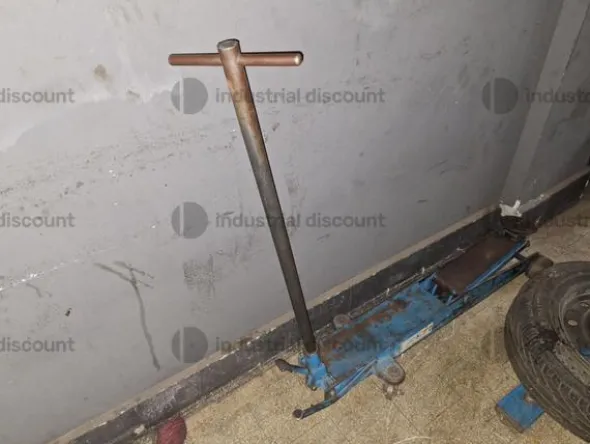9#8861 Ricambi e attrezzature officina