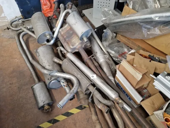 3#6900 Ricambie attrezzature per auto e ufficio