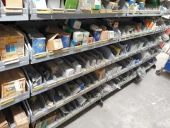 24#6268 Ricambi per auto e scaffalature