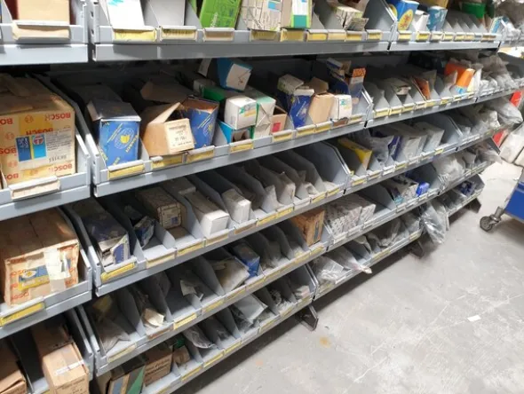 24#6268 Ricambi per auto e scaffalature