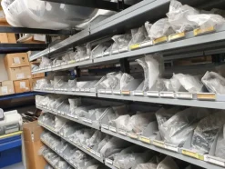 24#6268 Ricambi per auto e scaffalature