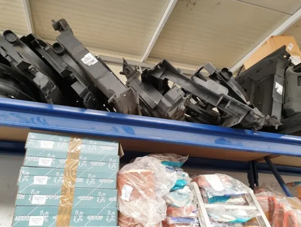 24#6268 Ricambi per auto e scaffalature