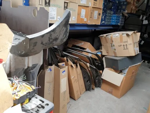 24#6268 Ricambi per auto e scaffalature