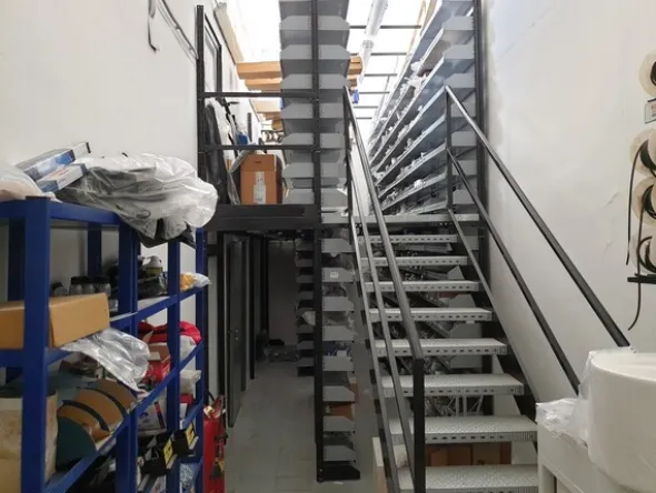24#6268 Ricambi per auto e scaffalature