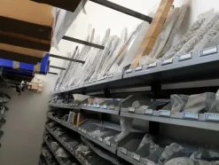24#6268 Ricambi per auto e scaffalature