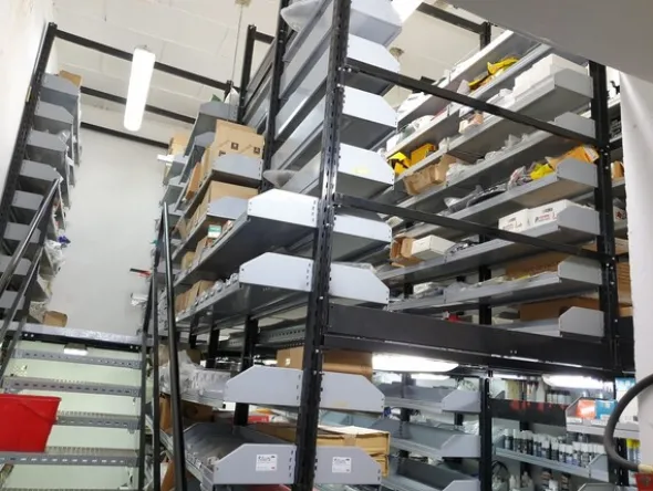 24#6268 Ricambi per auto e scaffalature