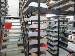24#6268 Ricambi per auto e scaffalature