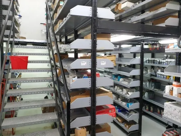 24#6268 Ricambi per auto e scaffalature