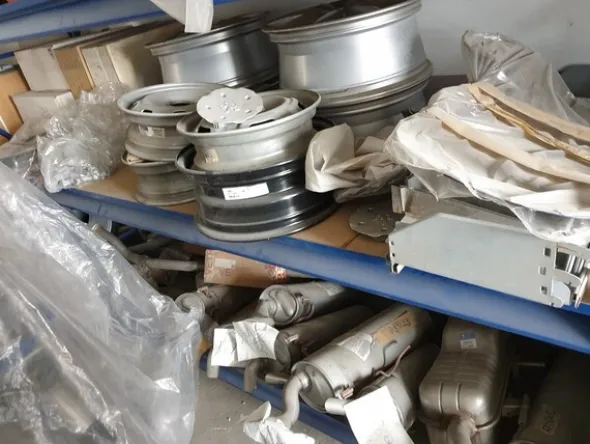 24#6268 Ricambi per auto e scaffalature