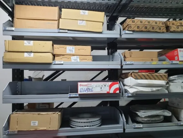 24#6268 Ricambi per auto e scaffalature