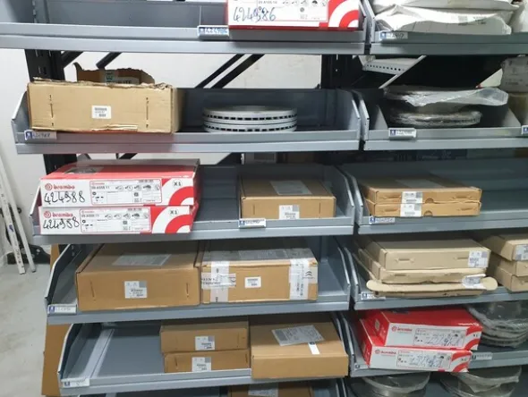24#6268 Ricambi per auto e scaffalature