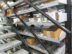 24#6268 Ricambi per auto e scaffalature