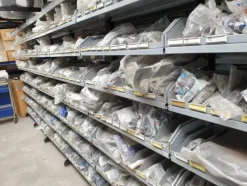 24#6268 Ricambi per auto e scaffalature
