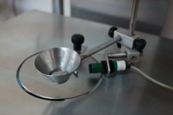 Riempitrice semiautomatica a peso per polveri e granuli