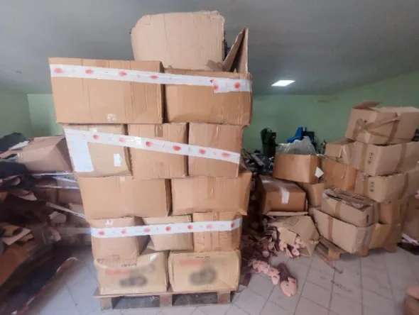 2#8463 Rimanenze di magazzino di tessuti, pellami e altri articoli per calzature
