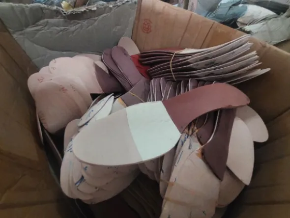 2#8463 Rimanenze di magazzino di tessuti, pellami e altri articoli per calzature