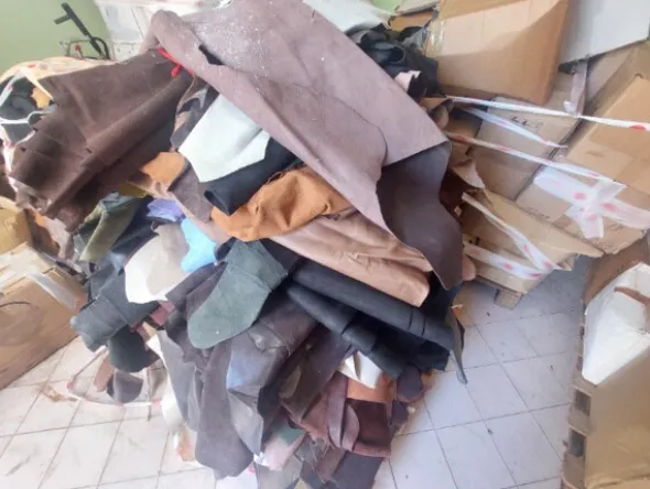2#8463 Rimanenze di magazzino di tessuti, pellami e altri articoli per calzature