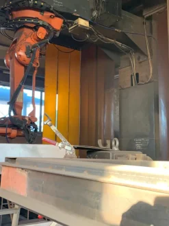 Robot di saldatura ABB su binari