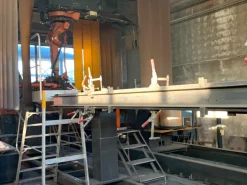 Robot di saldatura ABB su binari
