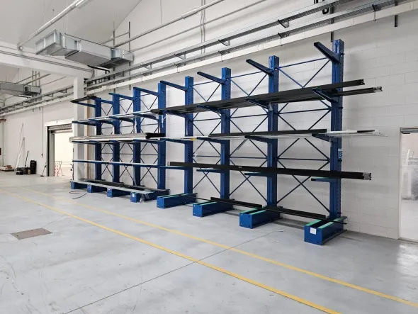 Scaffalatura e attrezzatura