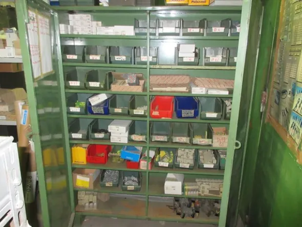 4#7277 Scaffalatura in ferro con attrezzatura