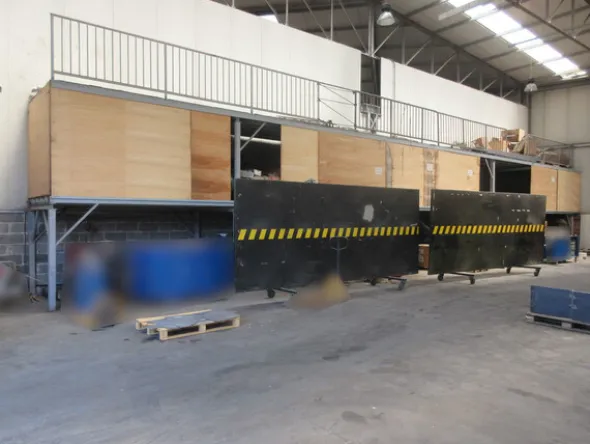 4#7277 Scaffalatura in ferro con attrezzatura