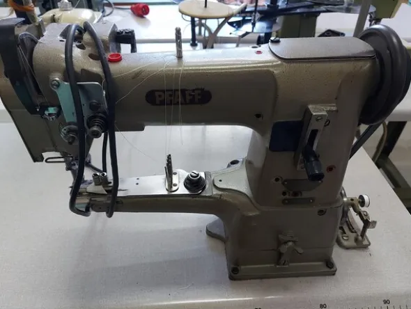 75#7915 Scaffalature e macchine da cucire