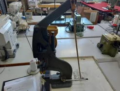 75#7915 Scaffalature e macchine da cucire