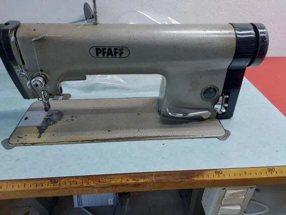 75#7915 Scaffalature e macchine da cucire