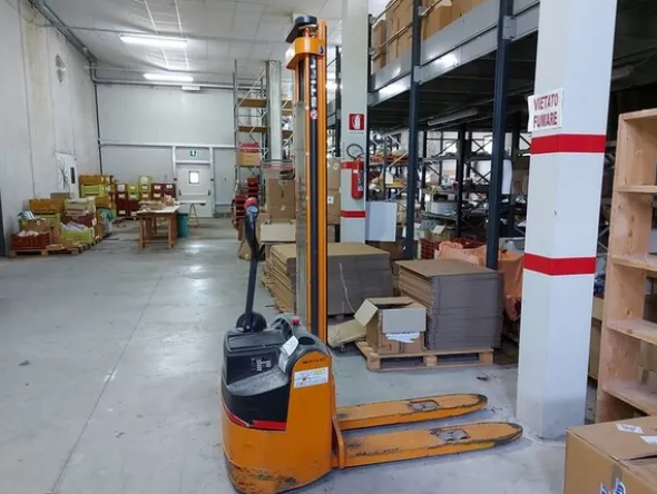4#6135 Scaffalature e muletto elettrico Still