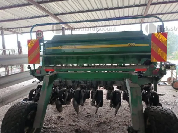 1#9828 Seminatrice John Deere 1590