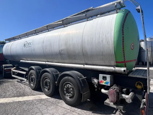 SEMIRIMORCHIO CON CISTERNA TRASPORTO LIQUIDI