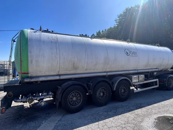 SEMIRIMORCHIO CON CISTERNA TRASPORTO LIQUIDI
