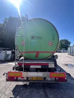 SEMIRIMORCHIO CON CISTERNA TRASPORTO LIQUIDI