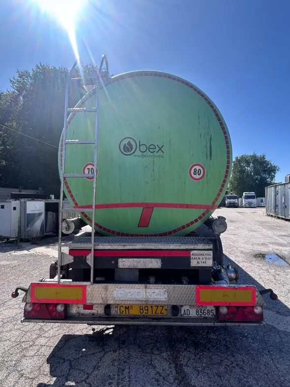 SEMIRIMORCHIO CON CISTERNA TRASPORTO LIQUIDI