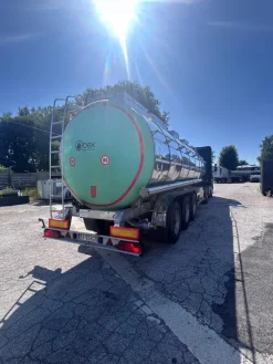 SEMIRIMORCHIO CON CISTERNA TRASPORTO LIQUIDI