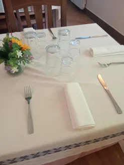 Set bicchieri acqua, vino e posate x 50 coperti.