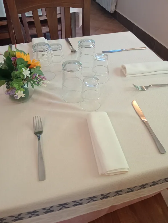 Set bicchieri acqua, vino e posate x 50 coperti.