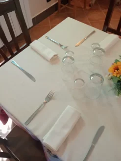 Set bicchieri acqua, vino e posate x 50 coperti.