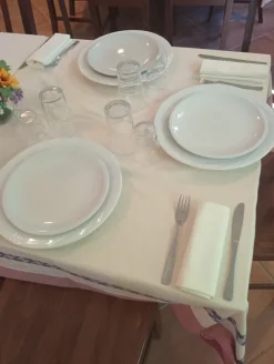 Set bicchieri acqua, vino e posate x 50 coperti.