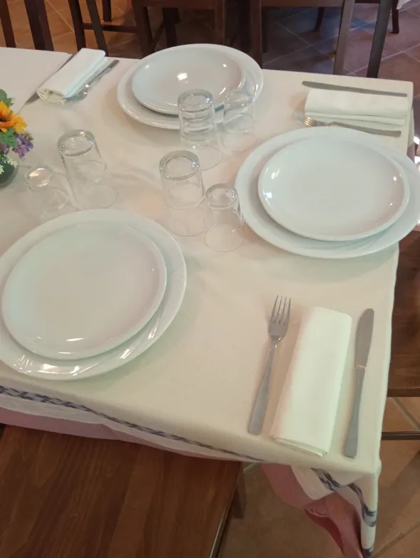 Set bicchieri acqua, vino e posate x 50 coperti.