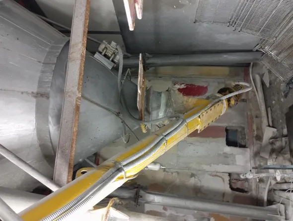 Silos contenimento polveri con rispettive coclee