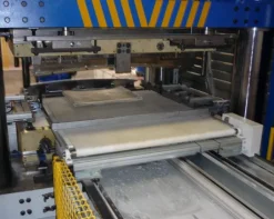 Sistema di stampaggio pannelli SMC