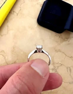 SOLITARIO IN ORO B.18K CON DIAMANTE CT. 0,60 "D" COLOR