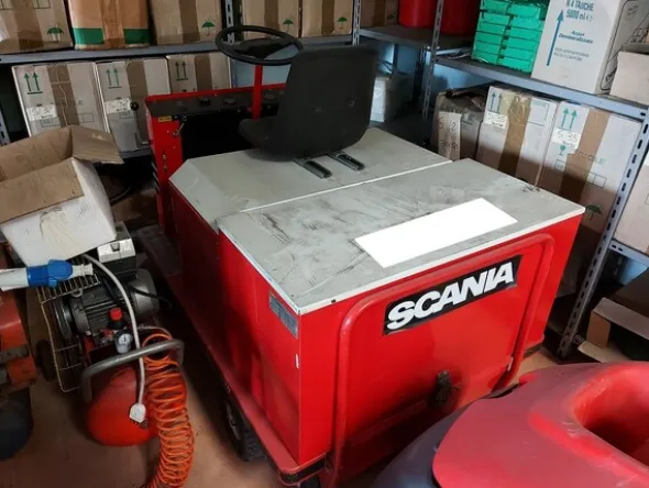 3#6453 Spazzapavimenti Eureka e lavapavimenti Portotecnica