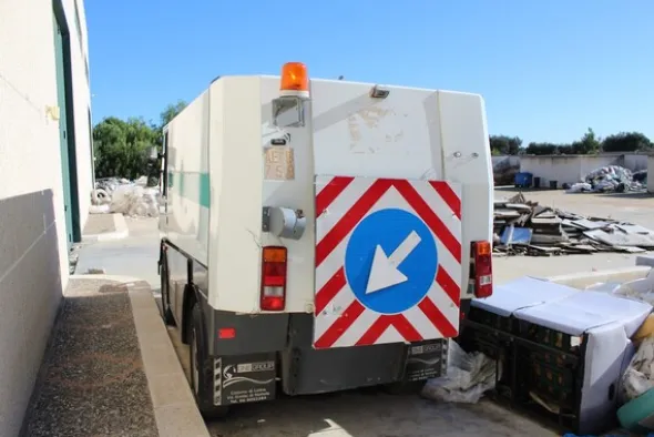 1#6883 Spazzatrice Iveco