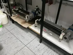 17#3675 Spettrofotometro Hitachi e centrifuga Bekman