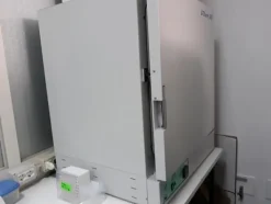 17#3675 Spettrofotometro Hitachi e centrifuga Bekman
