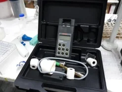 17#3675 Spettrofotometro Hitachi e centrifuga Bekman