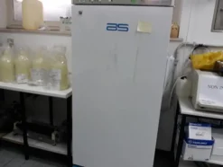 17#3675 Spettrofotometro Hitachi e centrifuga Bekman
